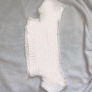 White cropped hinges off the shoulder shirt